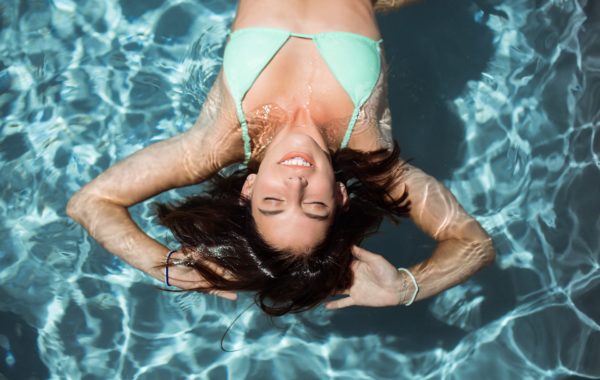 Come avere un’abbronzatura perfetta senza correre il rischio di scottature, eritemi e patologie della pelle.