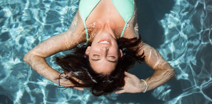 Come avere un’abbronzatura perfetta senza correre il rischio di scottature, eritemi e patologie della pelle.